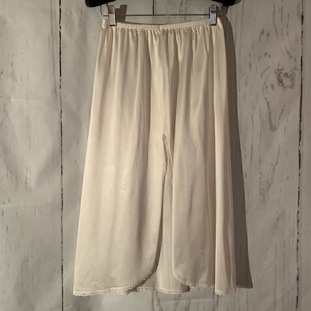 Vanity Fair 1/2 Slip Size Small - Picture 3 of 3